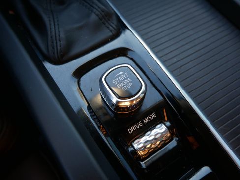 Used 2019 Volvo XC60 T5 Momentum w/ Multimedia Package image 28