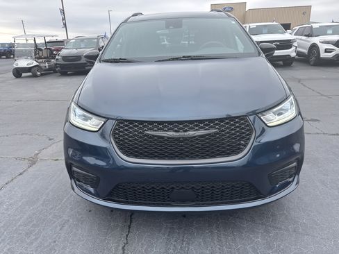 Used 2025 Chrysler Pacifica Limited image 3