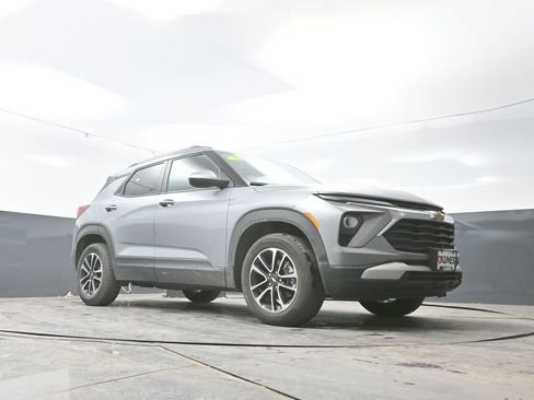 Used 2025 Chevrolet TrailBlazer LT w/ Driver Confidence Package image 26