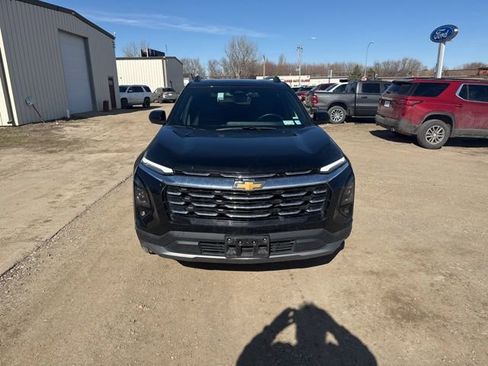 Used 2025 Chevrolet Equinox LT w/ Convenience Package II image 2