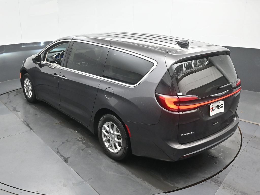 Used 2023 Chrysler Pacifica Touring-L FWD image 19