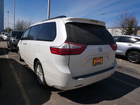 Used 2015 Toyota Sienna XLE Premium image 3