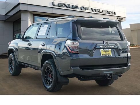 Used 2022 Toyota 4Runner SR5 Premium image 2