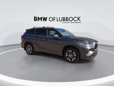 Used 2021 Toyota Highlander XLE AWD/4WD image 2