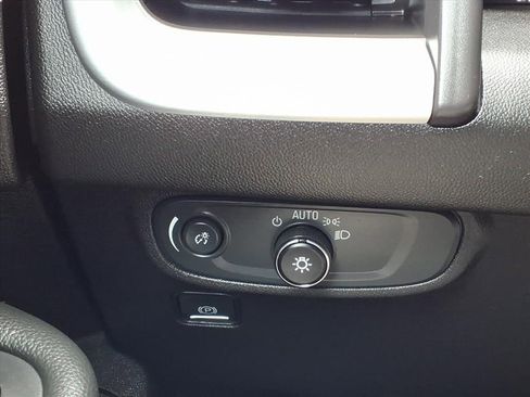 Used 2024 GMC Terrain SLE image 27