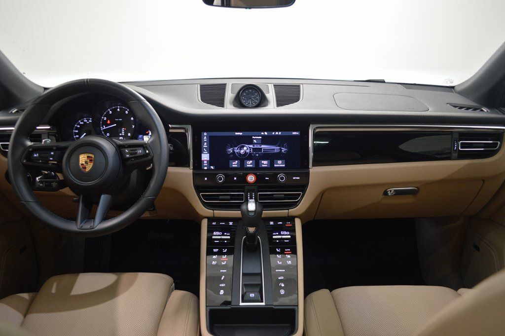 Certified 2025 Porsche Macan AWD/4WD image 36