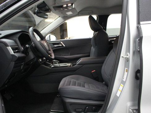 New 2025 Mitsubishi Outlander SE image 6