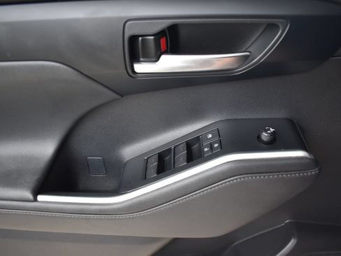Used 2020 Toyota Highlander XLE AWD/4WD image 21