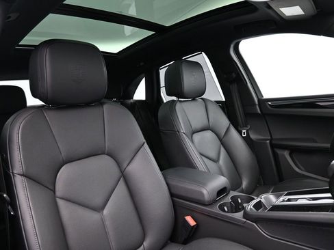 Used 2025 Porsche Macan image 32