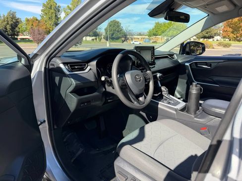 Used 2021 Toyota RAV4 XLE AWD/4WD image 9