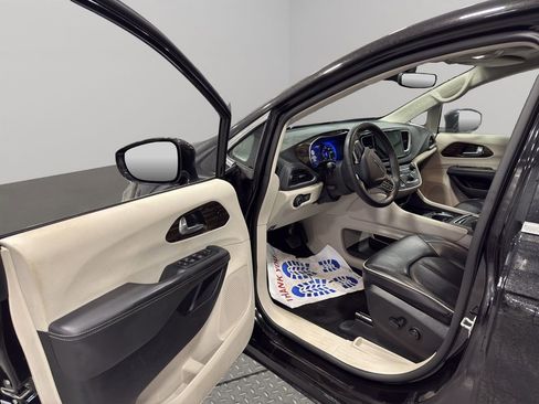 Used 2024 Chrysler Pacifica Limited w/ Trailer Tow Group image 5