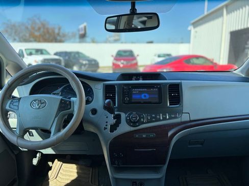 Used 2013 Toyota Sienna XLE image 20