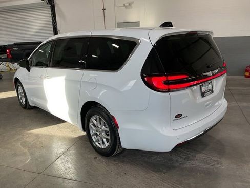 Used 2024 Chrysler Pacifica Touring-L image 4