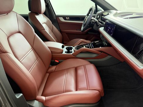 New 2026 Porsche Cayenne S image 29