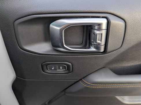 Used 2025 Jeep Wrangler Sahara image 21