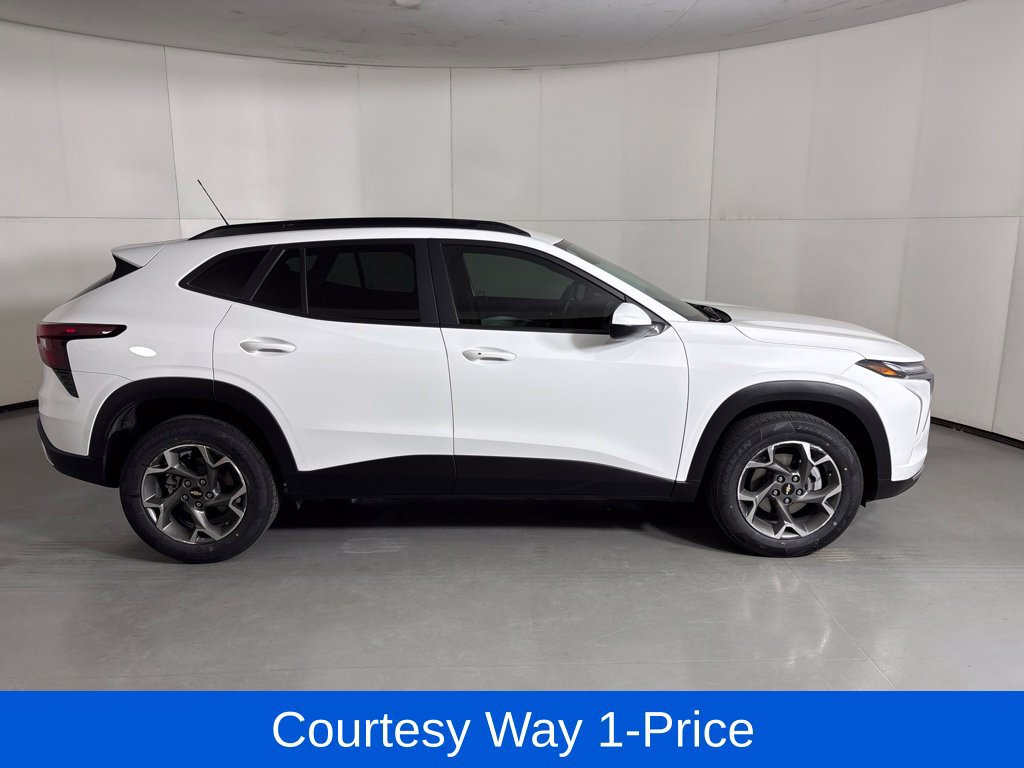 Used 2025 Chevrolet Trax LT w/ LT Convenience Package FWD image 12