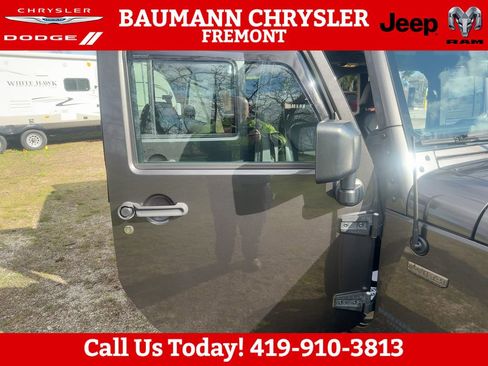 Used 2016 Jeep Wrangler Unlimited Sahara AWD/4WD image 12