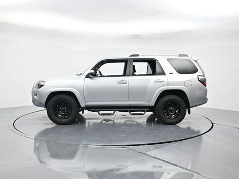 Used 2022 Toyota 4Runner SR5 AWD/4WD image 7