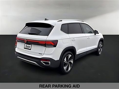 Used 2025 Volkswagen Taos SE w/ Panoramic Sunroof Package image 4