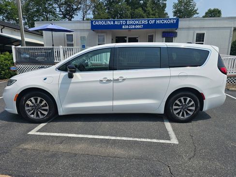 Used 2024 Chrysler Pacifica Limited FWD image 3