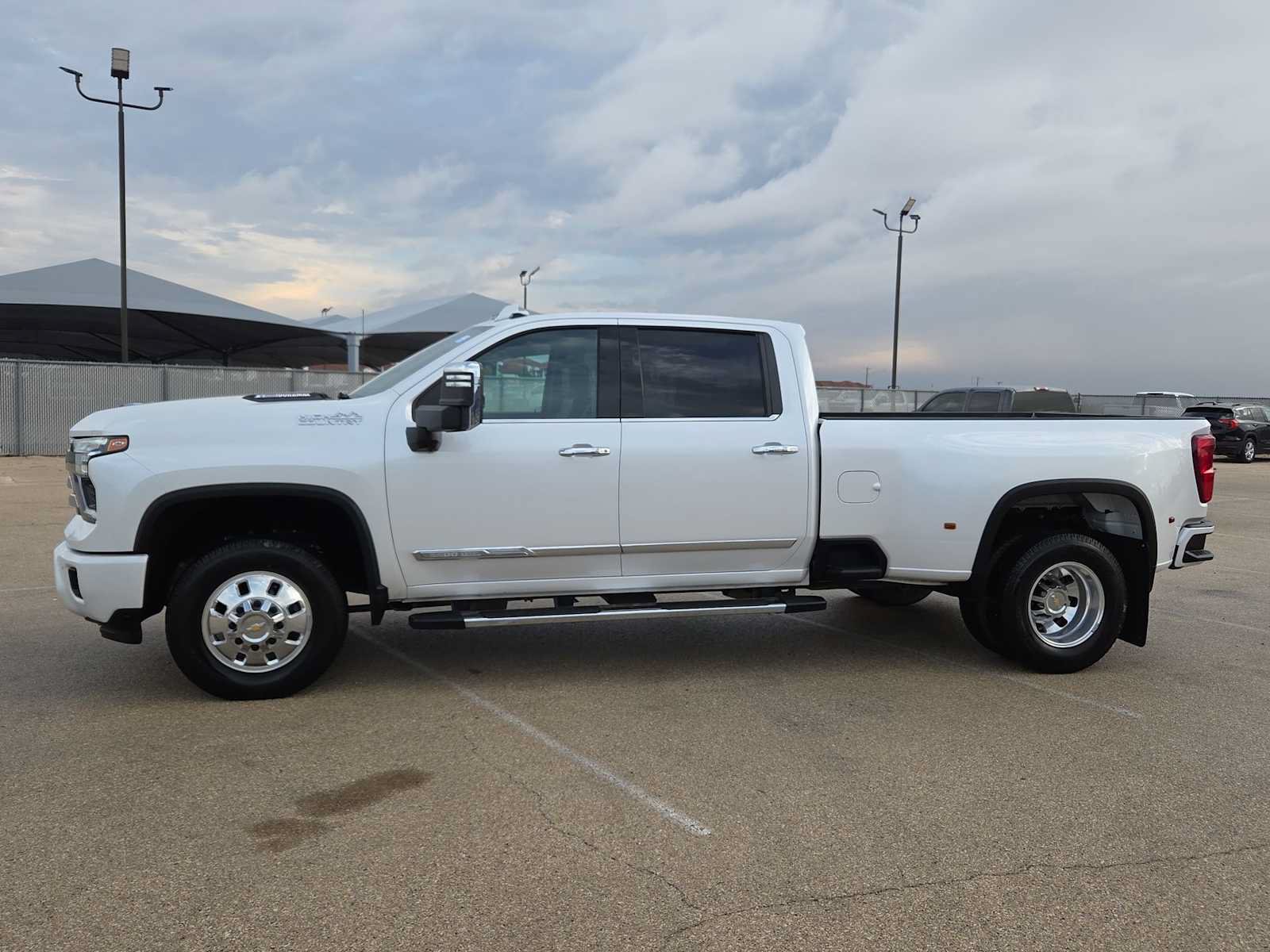 Used 2025 Chevrolet Silverado 3500 High Country w/ Technology Package AWD/4WD image 5
