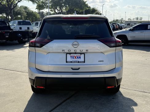 Used 2025 Nissan Rogue SV image 6