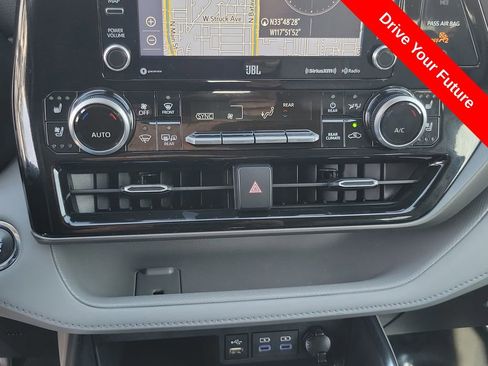 Used 2022 Toyota Highlander Limited FWD image 12