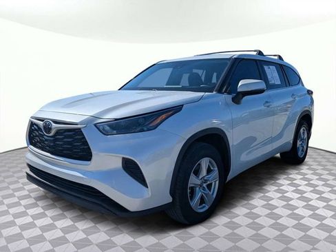 Used 2022 Toyota Highlander L FWD image 6