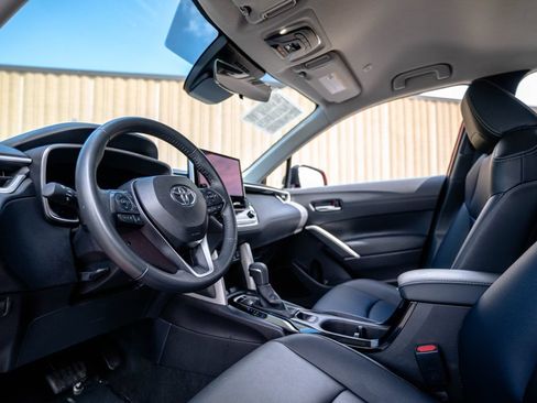 Used 2025 Toyota Corolla Cross XLE AWD/4WD image 5