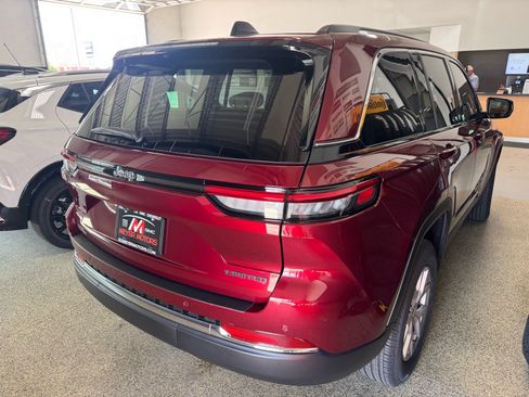 Used 2022 Jeep Grand Cherokee Limited AWD/4WD image 5