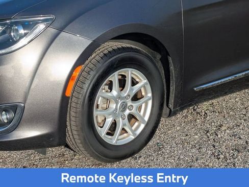 Used 2020 Chrysler Pacifica Touring-L FWD image 8