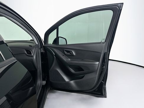 Used 2020 Chevrolet Trax LS image 30