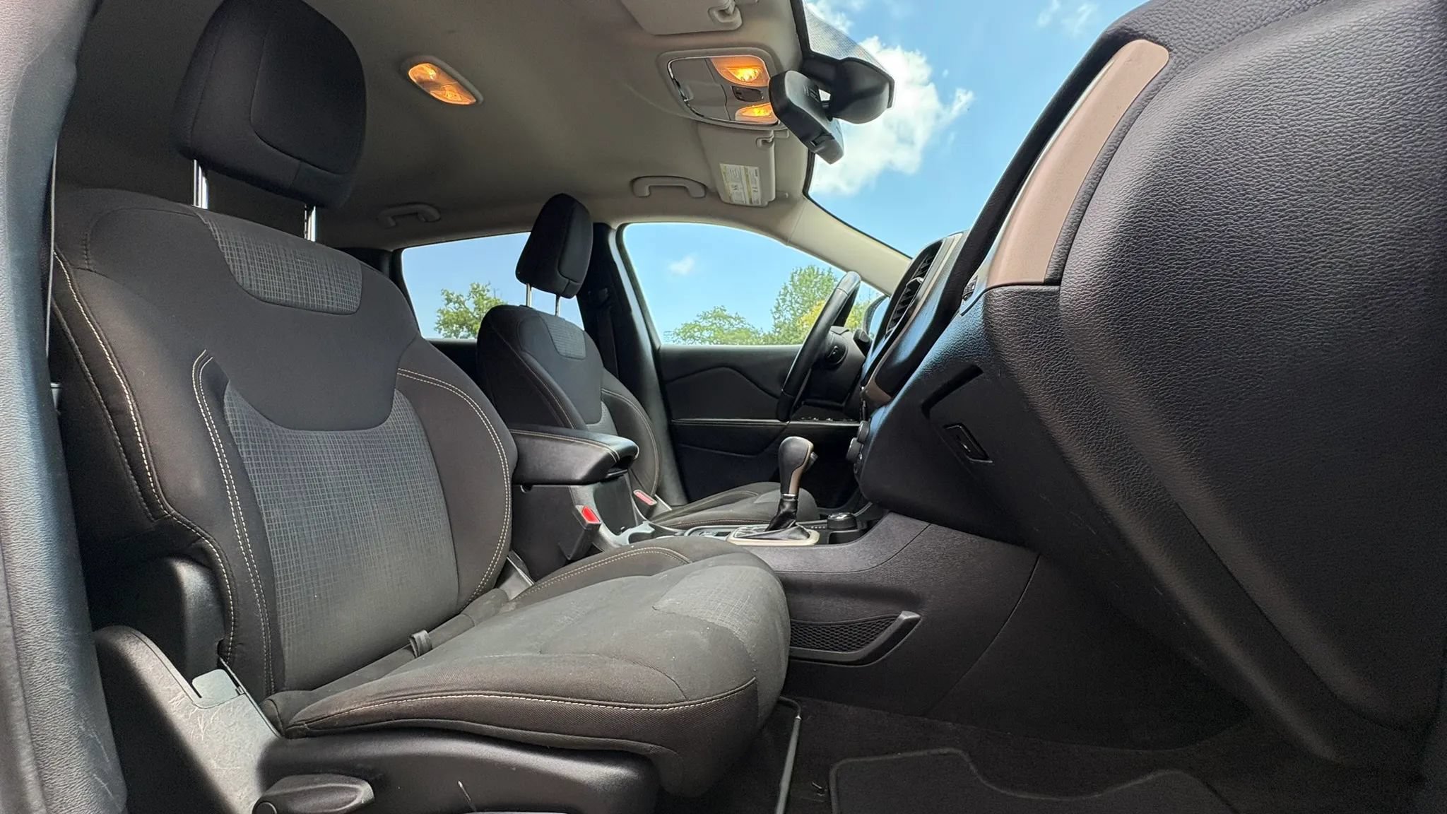 Used 2017 Jeep Cherokee Latitude AWD/4WD image 30