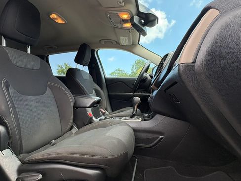 Used 2017 Jeep Cherokee Latitude AWD/4WD image 30