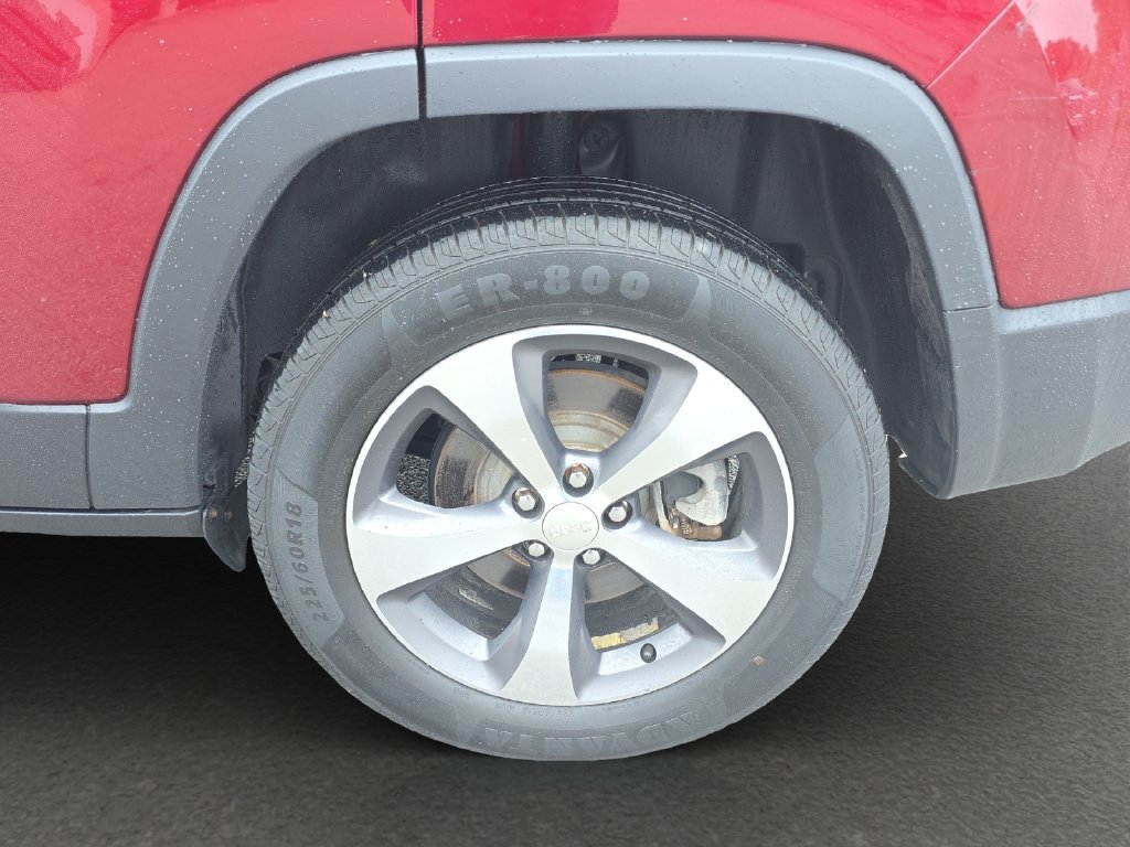 Used 2019 Jeep Cherokee Limited AWD/4WD image 5