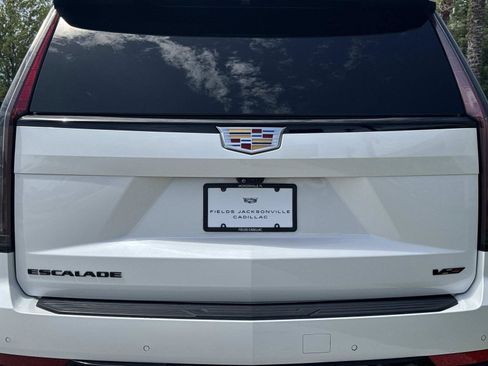 Used 2023 Cadillac Escalade ESV V AWD/4WD image 10