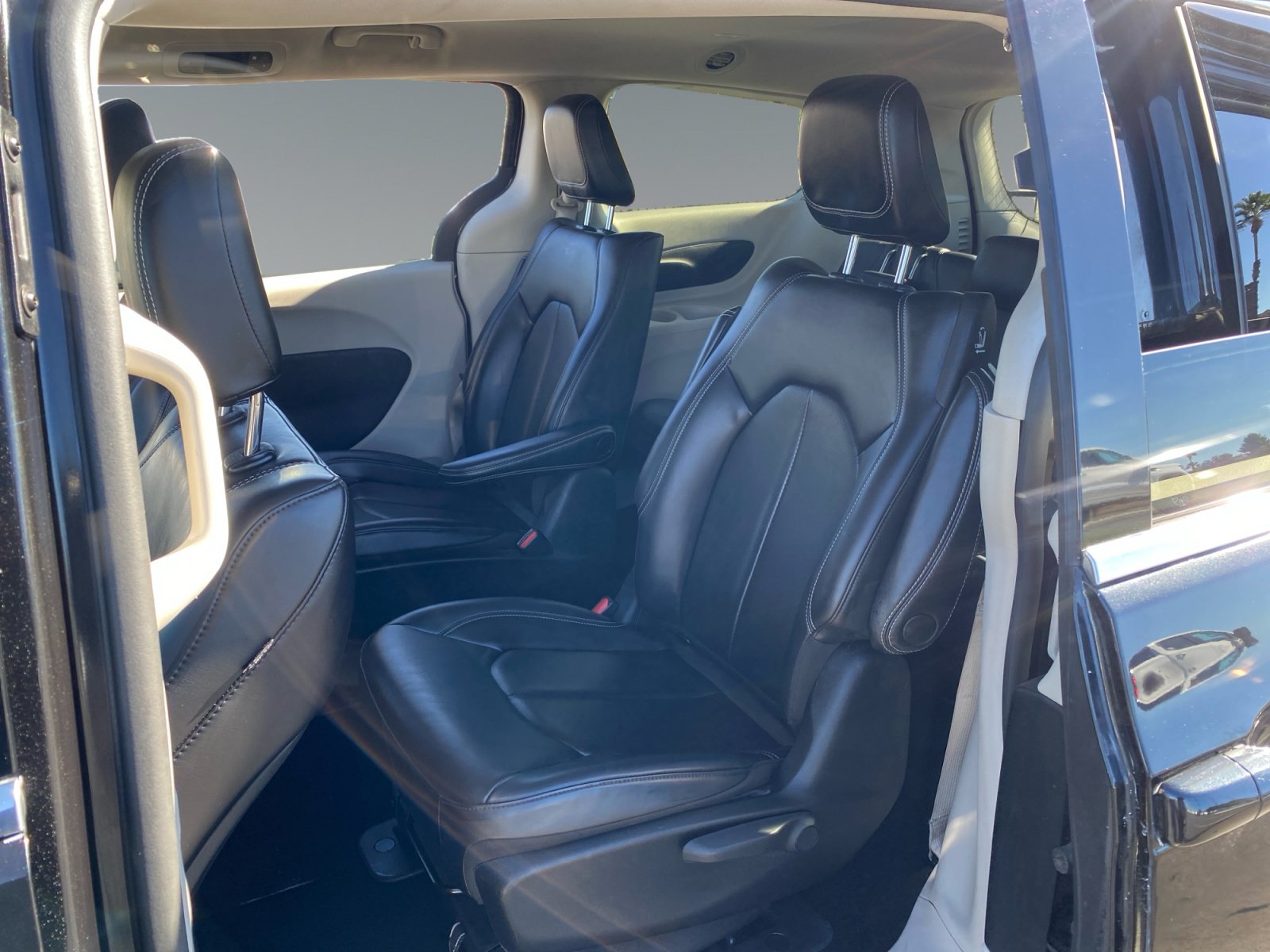 Used 2023 Chrysler Pacifica Touring-L FWD image 13