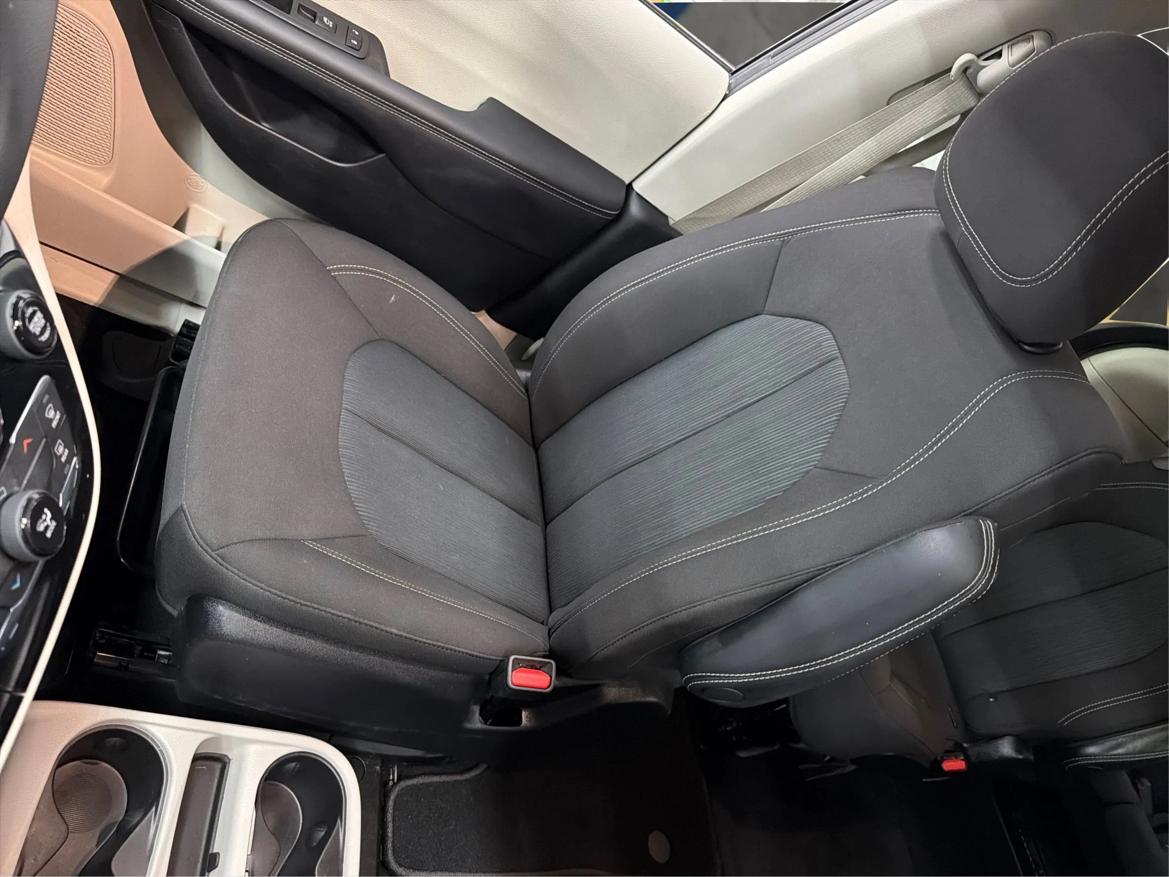 Used 2023 Chrysler Voyager LX FWD image 16