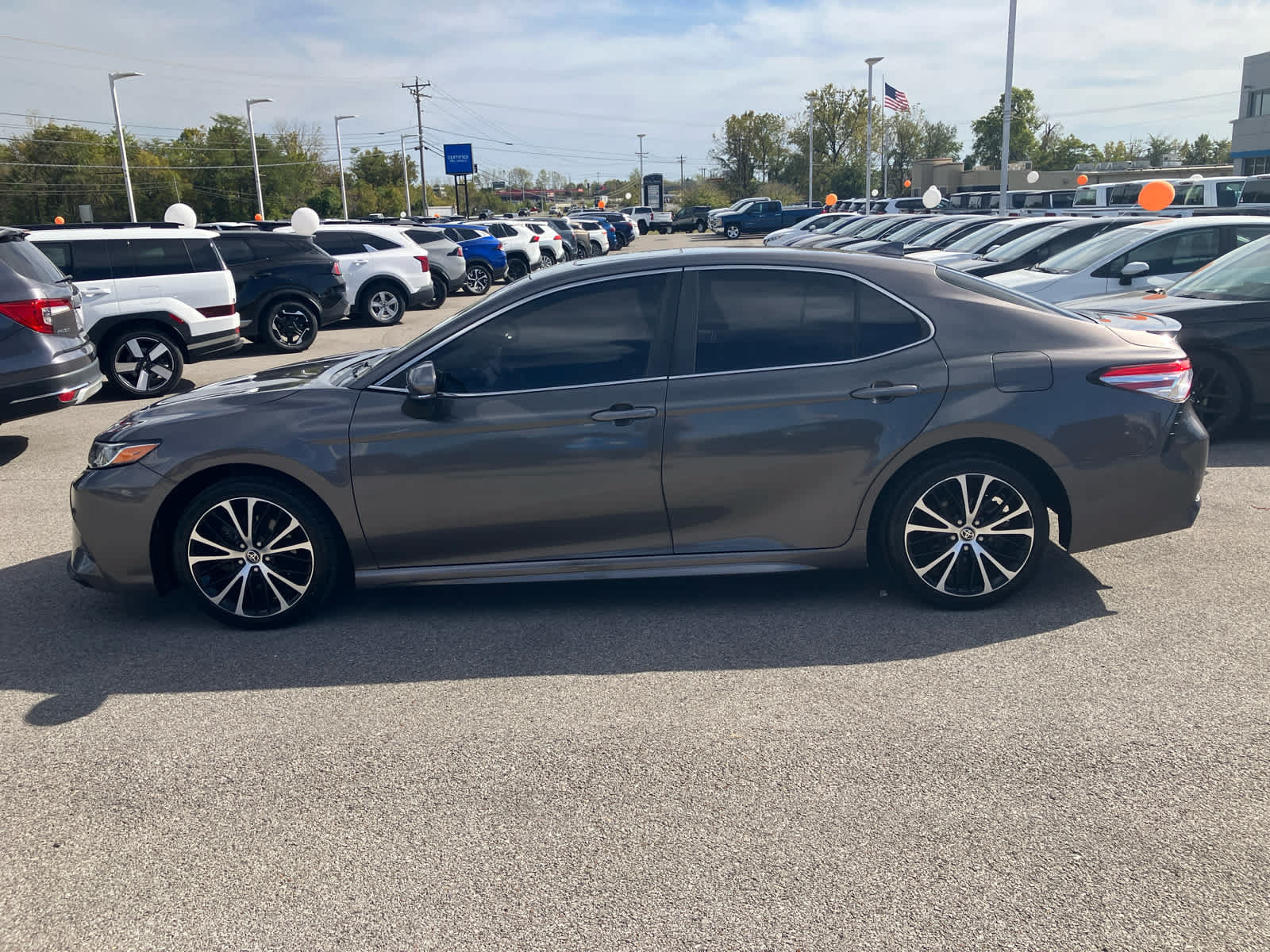 Used 2020 Toyota Camry SE w/ Convenience Package FWD image 4