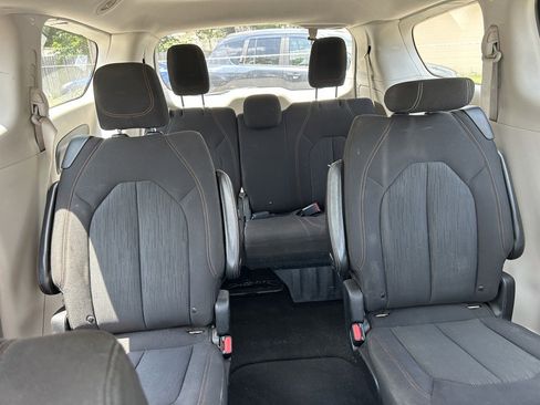 Used 2017 Chrysler Pacifica Touring FWD image 13