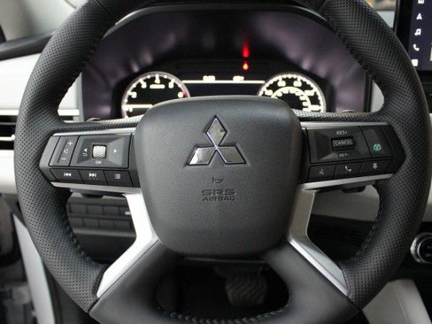 New 2025 Mitsubishi Outlander SE image 8