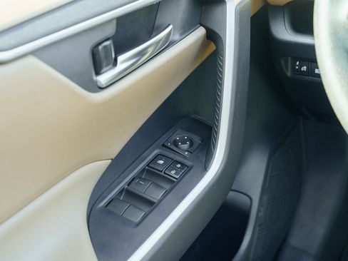 Used 2019 Toyota RAV4 XLE w/ Convenience Package FWD image 28