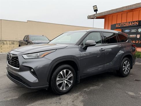 Used 2022 Toyota Highlander XLE AWD/4WD image 9