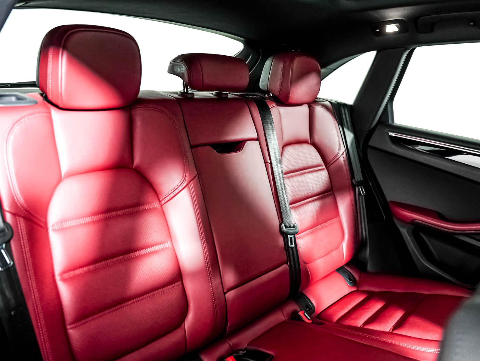 Certified 2023 Porsche Macan S AWD/4WD image 6
