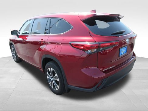Used 2022 Toyota Highlander XLE AWD/4WD image 3