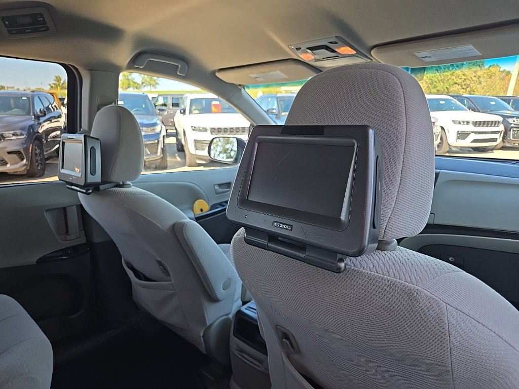 Used 2013 Toyota Sienna LE FWD image 26