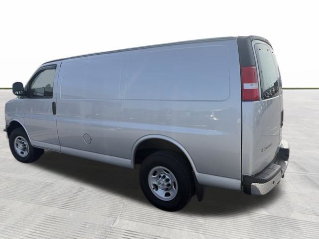 Used 2025 Chevrolet Express 3500 w/ Driver Convenience Package RWD image 3