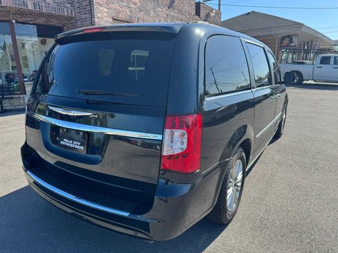Used 2015 Chrysler Town & Country Touring-L w/ Driver Convenience Group image 15