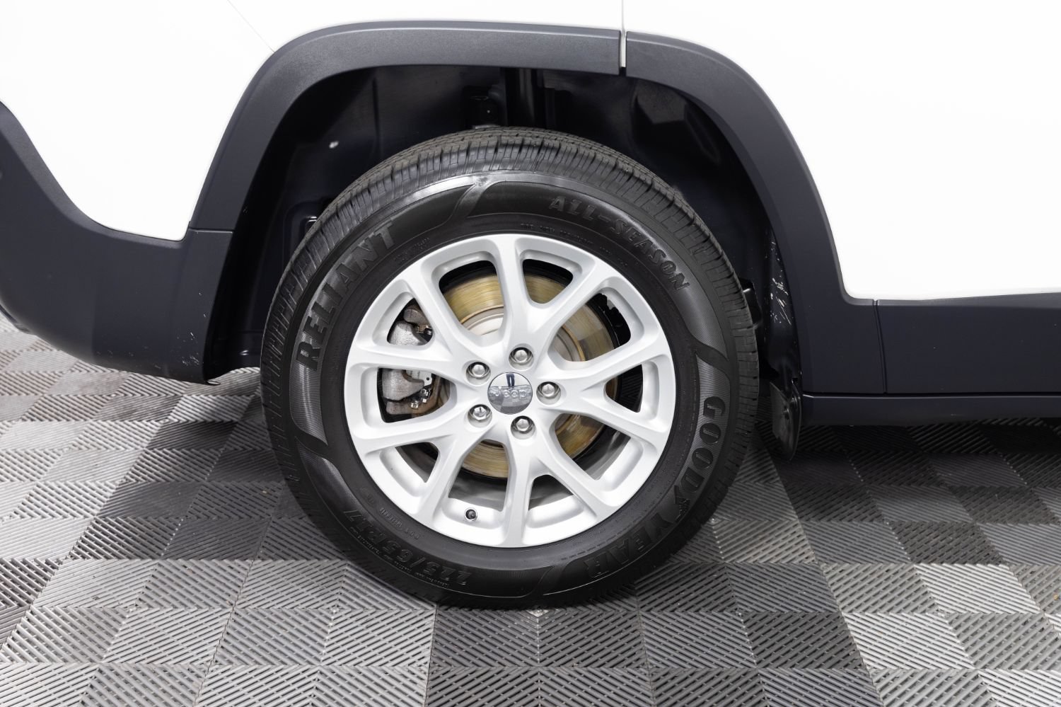 Used 2018 Jeep Cherokee Latitude Plus w/ Cold Weather Group AWD/4WD image 38