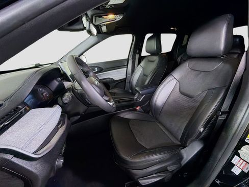 Used 2024 Jeep Compass Latitude image 13